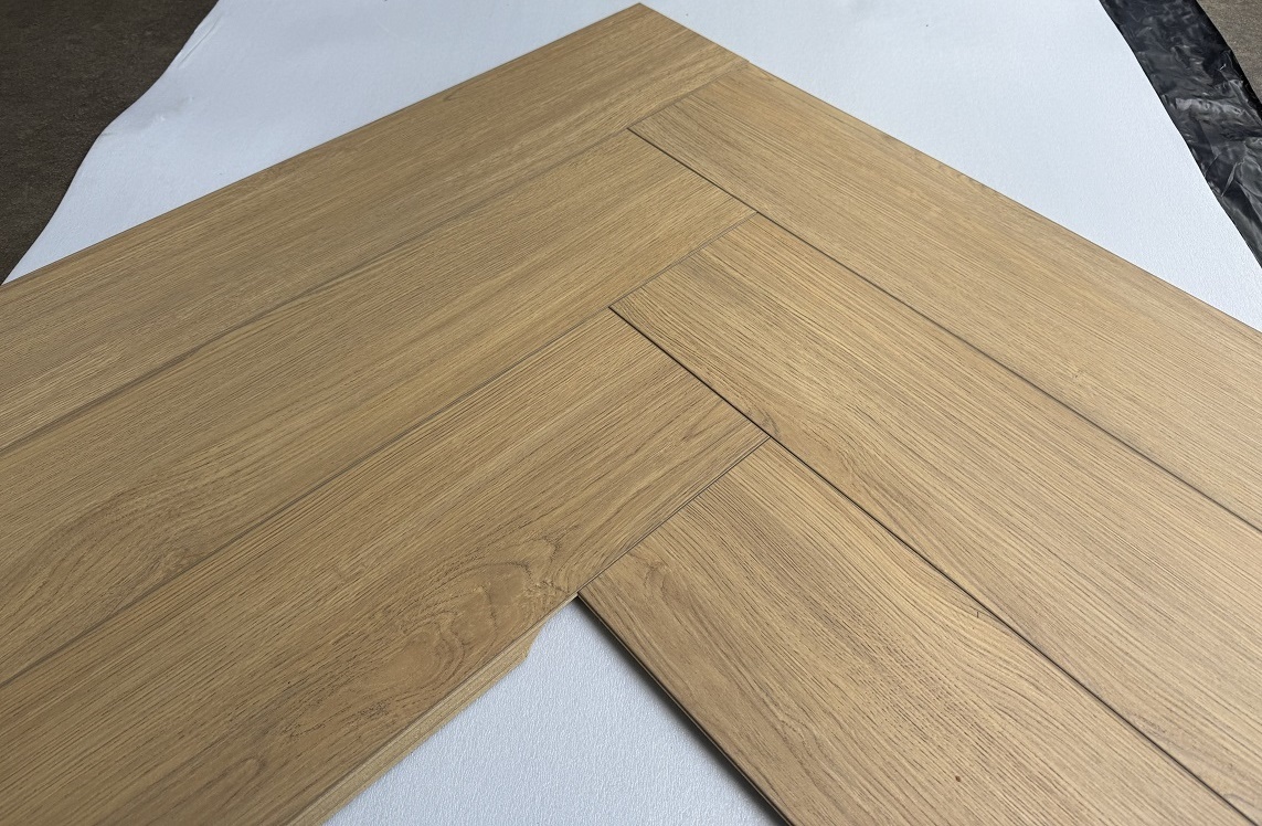 82,99m2 Visgraat Laminaat Natuur Eiken 8mm 42pak : €1240 - Afbeelding 3