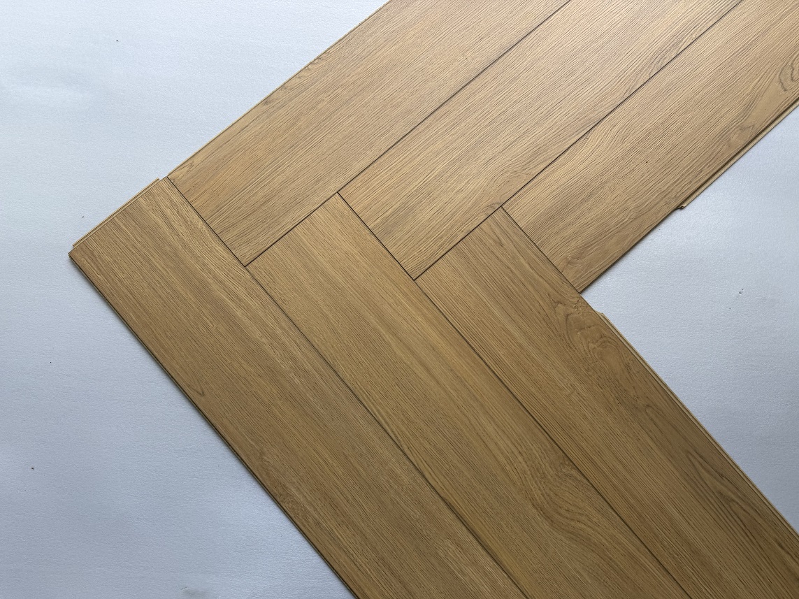 82,99m2 Visgraat Laminaat Natuur Eiken 8mm 42pak : €1240 - Afbeelding 2